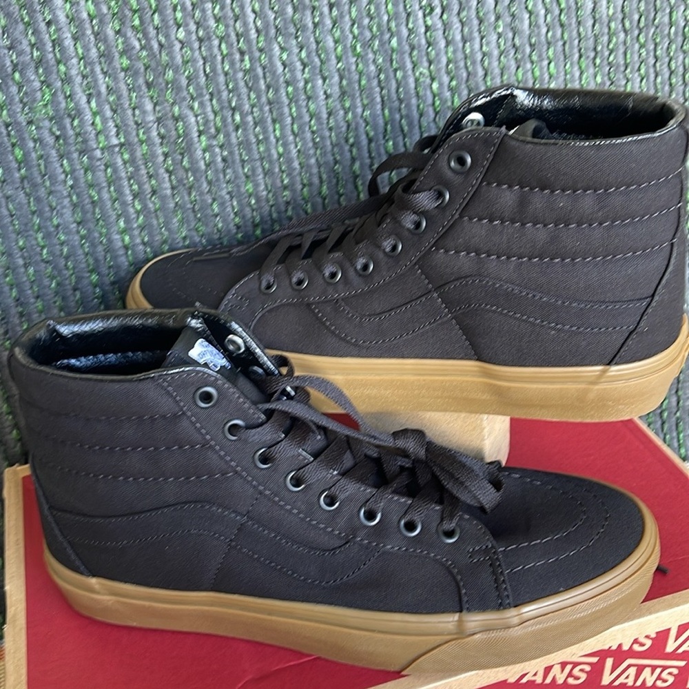 Vans Men’s Sk8-Hi Reissue (Canvas Gum) Black/Lghtgm
VN0A2XSBL0D
Sneakers - Picture 11 of 16